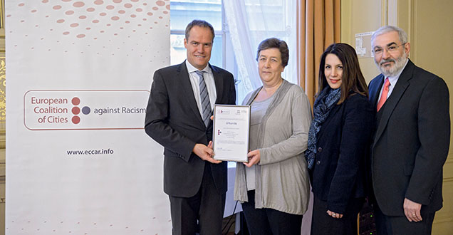 Heidelberg is presented with a certificate confirming its membership of the European Coalition of Cities against Racism (Photo: Rothe)