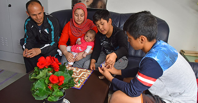 Flüchtlingsfamilie in der Unterkunft Hardtstraße (Foto: Dorn) Flüchtlingsfamilie in der Unterkunft Hardtstraße