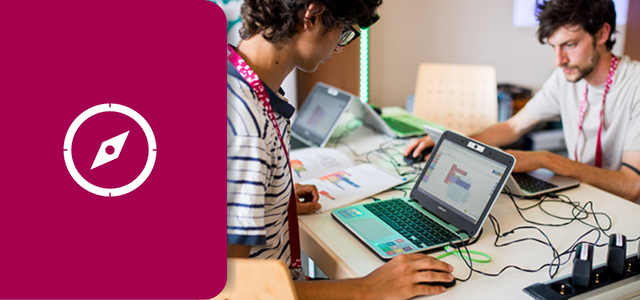 Zwei Männer sitzen gegenüber voneinander und arbeiten am Laptop (Foto: Dittmer)