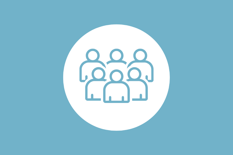 Ein Mann schaut auf einen kleinen weißen Roboter herunter (Foto: Dittmer)