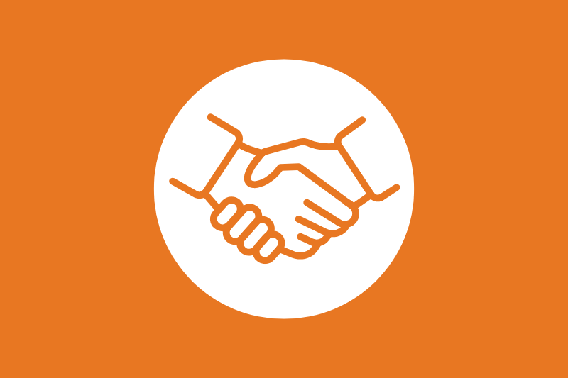 Ein Mann schaut auf einen kleinen weißen Roboter herunter (Foto: Dittmer)