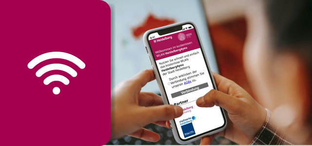 Eine Frau sitzt auf einer Bank und schaut in ein Smartphone, das sie in ihren Händen hält