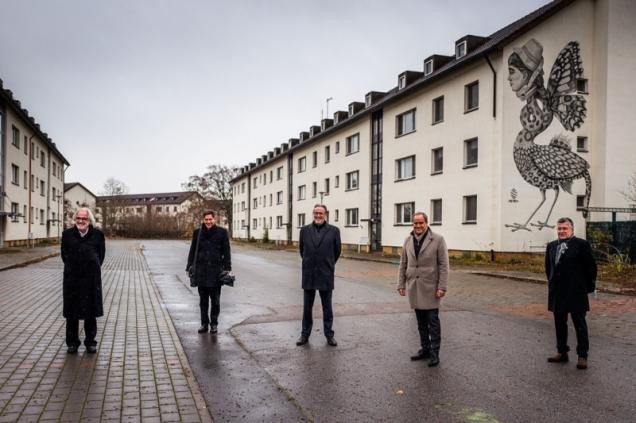 Gemeinsamer Termin von IBA, BImA und Stadt Heidelberg. (Foto: Dittmer) Männer stehen auf dem Gelände von Patrick-Henry-Village.