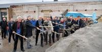 Gemeinsam für die Kultur in Heidelberg: Karlstorbahnhof-Geschäftsführerin Ingrid Wolschin mit den fünf Heidelberger Bürgermeistern sowie Bauverantwortlichen und Wegbegleitern des Karlstorbahnhofs beim symbolischen Spatenstich für das neue Kulturhaus. (Foto: Rothe) Gemeinsam für die Kultur in Heidelberg: Karlstorbahnhof-Geschäftsführerin Ingrid Wolschin mit den fünf Heidelberger Bürgermeistern sowie Bauverantwortlichen und Wegbegleitern des Karlstorbahnhofs beim symbolischen Spatenstich für das neue Kulturhaus. (Foto: Rothe)