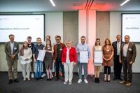 V.l.n.r.: Carl Bergengruen, MFG Baden-Württemberg, das Team „MiKompanion“, Projektkoordinator Prof. Benjamin Zierock (7.v.l.), Ministerin Theresia Bauer, das Team „OnkoMovement“, das Team „Beziehungsnavigator“, Prof. Dr. Alexander Roos, Hochschule der Medien Stuttgart, Oberbürgermeister Prof. Dr. Eckart Würzner bei der Eröffnung des Games Hubs Health/Life Science Heidelberg. (Foto: Dittmer) Gruppenfoto bei der Eröffnung des Games Hubs Health/Life Science Heidelberg