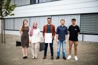 Das Team „MiKompanion“: Anna Schönrock, Roua Abdulrahim, Nooraldeen Tarade, Lukas Kuchernig, Yasin Schröder (abwesend: Chiara Di Ponzio, Luis Langner, Lex Lüpke) (Foto: Dittmer) Das Team "MiKompanion"