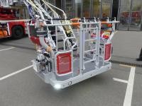 Der Drehleiterkorb kann mittles Halterung auch eine Krankentrage sicher transportieren (Foto: Feuerwehr Heidelberg) Der Drehleiterkorb kann mittles Halterung auch eine Krankentrage sicher transportieren (Foto: Feuerwehr Heidelberg)