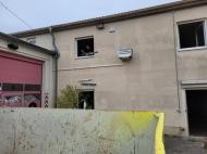 Ein Helfer entsorgt Abfall aus dem Gebäude