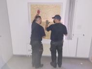 Ein kaputtes Fenster wird mit Holzplatten zugemacht