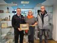 Freut sich über das Geschenk: Holger Schlechter, stellv. Amtsleiter mit Familie Weinhuber Der stellvertretende Amtsleiter nimmt das Foto entgegen