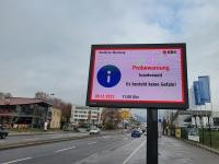 Werbedisplay in der Speyrer Straße zeigt einen Warntext an Werbedisplay in der Speyrer Straße zeigt einen Warntext an