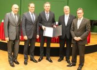 (v.l.) Die Unterzeicher der regionalen Kooperationsvereinbarung, Dr. René Pöltl, Oberbürgermeister Dr. Stadt Schwetzingen, Dr. Eckart Würzner, Oberbürgermeister der Stadt Heidelberg und Vorsitzender des Nachbarschaftsverbands Heidelberg-Mannheim, Dr. Peter Kurz, Oberbürgermeister der Stadt Mannheim, Axel Kunze, Vorstandsmitglied der BImA-Bundesanstalt für Immobilienaufgaben und Ralph Schlusche, Verbandsdirektor des Verbands Region Rhein-Neckar (VRRN) (Foto: Stadt Mannheim) (v.l.) Die Unterzeichner der regionalen Kooperationsvereinbarung, Dr. René Pöltl, Oberbürgermeister Dr. Stadt Schwetzingen, Dr. Eckart Würzner, Oberbürgermeister der Stadt Heidelberg und Vorsitzender des Nachbarschaftsverbands Heidelberg-Mannheim, Dr. Peter Kurz, Oberbürgermeister der Stadt Mannheim, Axel Kunze, Vorstandsmitglied der BImA-Bundesanstalt für Immobilienaufgaben und Ralph Schlusche, Verbandsdirektor des Verbands Region Rhein-Neckar (VRRN) (Foto: Stadt Mannheim)