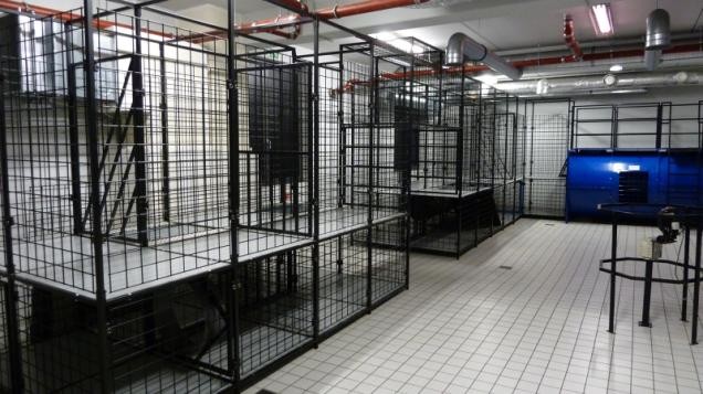 Die Übungsstrecke ist ein modular aufgebautes System, in dem die Atemschutzgeräteträger Hindernisse und Höhenunterschieden überwinden müssen. Über den Leitstand besteht die Möglichkeit die Übungsstrecke zu vernebeln oder mit Hintergrundgeräuschen zur Simulation realistischer Einsatzbedingungen zu beschallen. Die Übungsstrecke ist ein modular aufgebautes System, in dem die Atemschutzgeräteträger Hindernisse und Höhenunterschieden überwinden müssen. Über den Leitstand besteht die Möglichkeit die Übungsstrecke zu vernebeln oder mit Hintergrundgeräuschen zur Simulation realistischer Einsatzbedingungen zu beschallen.