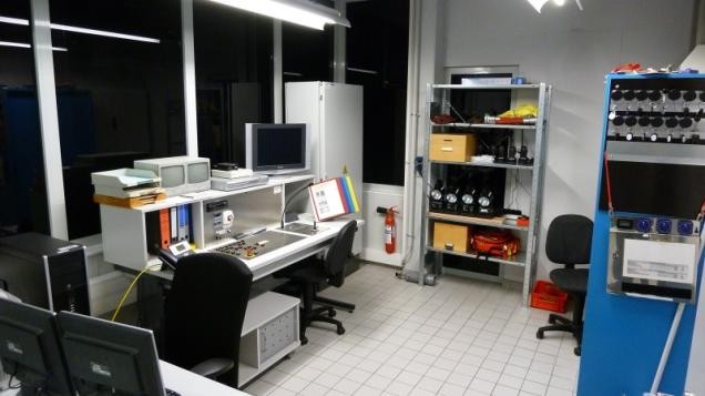 Im Geräteraum wird die körperliche Fitness getestet. Hier müssen die Atemschutzgeräteträger unter voll angelegter Schutzkleidung und mit angeschlossenem Atemschutzgerät auf verschiedenen Geräten, wie z.B. dem Laufband, dem Ergometer oder der Endlos-Leiter festgelegte körperliche Leistungen erbringen. Im Geräteraum wird die körperliche Fitness getestet. Hier müssen die Atemschutzgeräteträger unter voll angelegter Schutzkleidung und mit angeschlossenem Atemschutzgerät auf verschiedenen Geräten, wie z.B. dem Laufband, dem Ergometer oder der Endlos-Leiter festgelegte körperliche Leistungen erbringen.