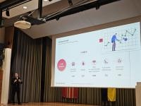 Heiko Holler erläutert die Einsatzzahlen aus 2024 die eine Powerpointpräsentation zeigt