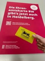 Plakat, das auf den Start der Ehrenamtskarte in Heidelberg hinweist und diese symbolisch zeigt