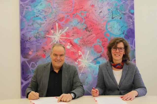 Heidelbergs Oberbürgermeister Eckart Würzner und die Rektorin der Hochschule für öffentliche Ver-waltung und Finanzen Ludwigsburg, Dr. Iris Eliisa Rauskala, unterzeichneten am 28. Januar 2026 im Rathaus die Absichtserklärung. Zwei Personen unterzeichnen eine Absichtserklärung.