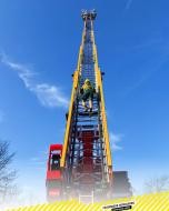 DL steigen Ein Bewerber bestiegt die voll ausgefahrene Drehleiter