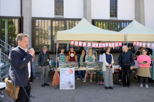 Erster Bürgermeister Jürgen Odszuck eröffnete vor der Chapel in der neuen Südstadt offiziell das ganztägige Fest zum Tag der Städtebauförderung. (Foto: Philipp Rothe) Jürgen Odszuck vor der Chapel in der neuen Südstadt.