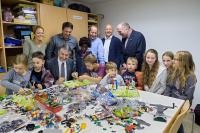 Übergabe der Legosteine für die Aktion "Zusammenspiel" (Foto: Rothe) Übergabe der Legosteine für die Aktion "Zusammenspiel" (Foto: Rothe)