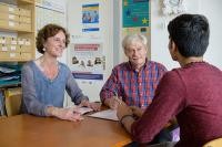 Doris Fischer von der Jugendagentur Heidelberg begleitet beratend das „Paten-Tandem“ Dr. Wolfgang Reh (Mitte) und Mohammad aus Afghanistan. (Foto: Rothe) Doris Fischer von der Jugendagentur Heidelberg begleitet beratend das „Paten-Tandem“ Dr. Wolfgang Reh (Mitte) und Mohammad aus Afghanistan. (Foto: Rothe)