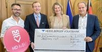 Starkes Engagement für unbegleitete minderjährige Ausländer (v.l.): Maik Mühlbach vom Kinder- und Jugendamt der Stadt Heidelberg, Tobias Wellensiek, Präsident des Lions Club Heidelberg-Altstadt, Eva Rössy vom Organisationsteam „Heidelberg hilft!“ und Oberbürgermeister Prof. Dr. Eckart Würzner bei der Übergabe der Lions-Spende im Heidelberger Rathaus. (Foto: Rothe) Starkes Engagement für unbegleitete minderjährige Ausländer (v.l.): Maik Mühlbach vom Kinder- und Jugendamt der Stadt Heidelberg, Tobias Wellensiek, Präsident des Lions Club Heidelberg-Altstadt, Eva Rössy vom Organisationsteam „Heidelberg hilft!“ und Oberbürgermeister Prof. Dr. Eckart Würzner bei der Übergabe der Lions-Spende im Heidelberger Rathaus. (Foto: Rothe)