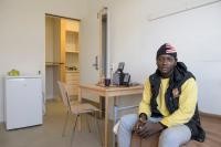 Im Gebäude 103 in den Patton-Barracks am Kirchheimer Weg leben jetzt Flüchtlinge. Lamin Ceesay kommt aus Gambia. (Foto: Rothe)