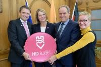 Gaben den Startschuss für die Spendenaktion „HD hilft!“ zur Unterstützung unbegleiteter minderjähriger Flüchtlinge (v.l.): Mario Lehmann und Eva-Maria Rössy vom Lions Club Heidelberg-Altstadt, Oberbürgermeister Dr. Eckart Würzner und Myriam Feldhaus, Leiterin des Kinder- und Jugendamts der Stadt Heidelberg. (Foto: Rothe)