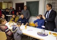Oberbürgermeister Dr. Eckart Würzner (rechts) sprach mit Murat Yulafci (2. von rechts) von Mosaik Heidelberg sowie weiteren Helfern und Menschen auf der Flucht. (Foto: Dittmer)