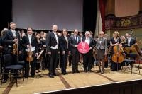Seit Oktober sammelt die Aktion „HD hilft!“ unter Schirmherrschaft von OB Dr. Eckart Würzner Spenden für unbegleitete minderjährige Flüchtlinge. Beim Neujahrskonzert der Heidelberger Sinfoniker findet die Spendenaktion ihren Abschluss. (Foto: Rothe)