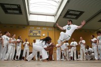 Integration durch Akrobatik, Tanz, Musik und Kultur: Im Januar 2016 startet der wöchentliche Kurs „Capoeira für Flüchtlinge – Capoeira for Refugees“ für Geflüchtete und alle Interessierten im Interkulturellen Zentrum. (Foto: Capoeira Heidelberg e. V.)
