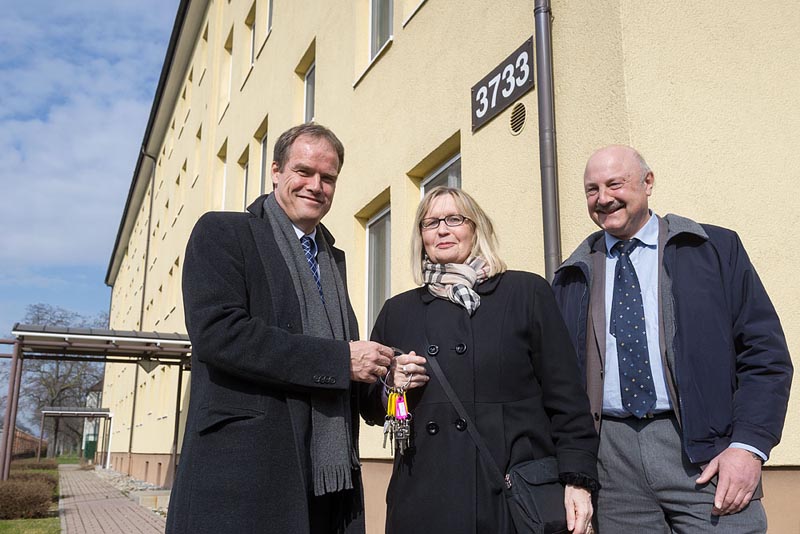 (V.l.n.r.) Oberbürgermeister Dr. Eckart Würzner, Frau Ulrike Leiblein, Geschäftsführerin des Studentenwerks Heidelberg sowie Günther Danziger, Abteilungsleitung Liegenschaftsverwaltung BImA , vor einem Gebäude der Römerstraße (Foto: Rothe)