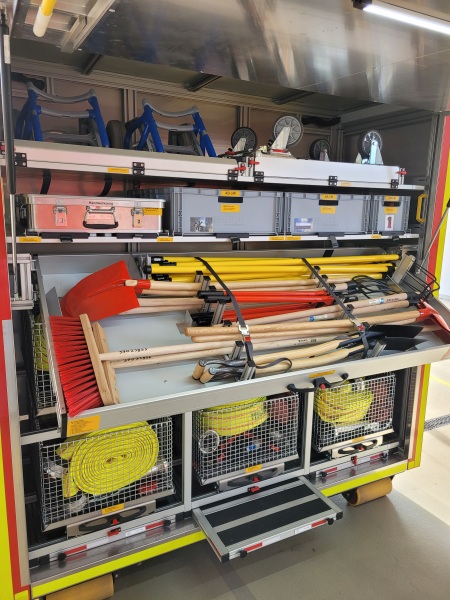 Rückseite AB Unwetter in einem Auszug im Heck liegen Besen und Wasserschieber