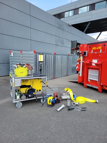 Aufbau Rollwagen Licht und Pumpe aus einem Rollwagen Licht und Pumpe ist eine Pumpe mit Zubehör ausgeräumt