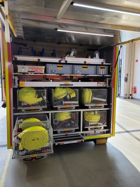 Rückseite AB Unwetter Im Heck sieht man Transportkisten mit Tauchpumpen