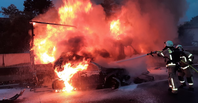 Brennende PKW werden gelöscht