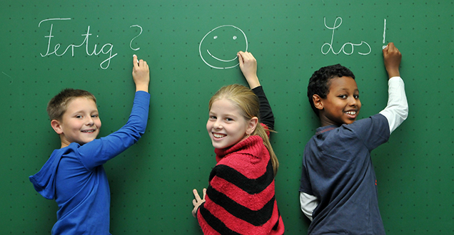 Children in front of a school board (Photo: Dorn)