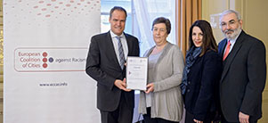 Heidelberg is presented with a certificate confirming its membership of the European Coalition of Cities against Racism (Photo: Rothe)