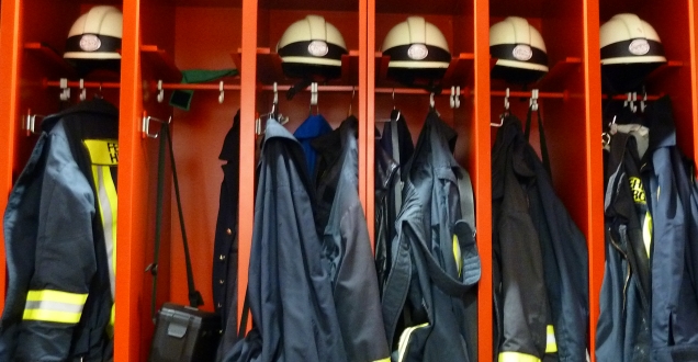 Feuerwehrspinde (Foto: Feuerwehr Heidelberg) Spinde mit Feuerwehrjacken und Helmen