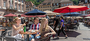 Gastronomy at Heidelberg marketplace (Photo: Buck) Gruppe am Tisch auf dem Heidelberger Marktplatz (Foto: Buck)