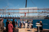 Ein Modul schwebt ein: Gemeinsam mit Gästen stehen (von links) Marc Massoth (Amtsleiter Wirtschaftsförderung Stadt Heidelberg), André Domin (Geschäftsführer Technologiepark), Oberbürgermeister Prof. Dr. Eckart Würzner, Kai Dreesbeimdiek (Geschäftsführer Gustav Zech Stiftung Management GmbH) und Johanna Michielin (Country Manager BioLabs) auf der Baustelle für den neuen Inkubator. (Foto: Dittmer) Ein Modul schwebt ein: Gemeinsam mit Gästen stehen (von links) Marc Massoth (Amtsleiter Wirtschaftsförderung Stadt Heidelberg), André Domin (Geschäftsführer Technologiepark), Oberbürgermeister Prof. Dr. Eckart Würzner, Kai Dreesbeimdiek (Geschäftsführer Gustav Zech Stiftung Management GmbH) und Johanna Michielin (Country Manager BioLabs) auf der Baustelle für den neuen Inkubator. (Foto: Dittmer)