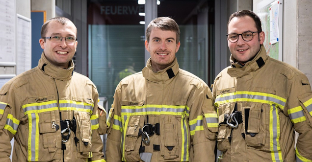 Das Stadtbrandmeisterteam Alexander Stadler in der Mitte mit seinen Stellvertretern Samuel Scherer links und Daniel Gärtner rechts. Alle tragen Feuerwehrschutzkleidung.