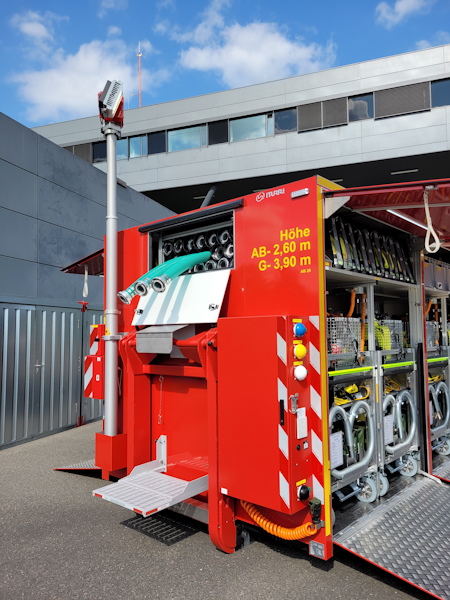 Lichtmast am AB Unwetter Am Abrollbehälter ist auch ein Lichtmast montiert