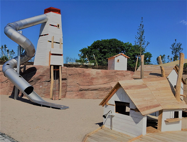 Die neue Lärmschutz- und Spielelandschaft. (Foto: Buck) Die neue Lärmschutz- und Spielelandschaft.