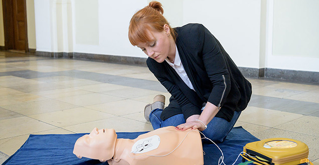 Anna Eberchart demonstrates how to use a public-access defibrillator in an emergency. (Foto: Rothe)