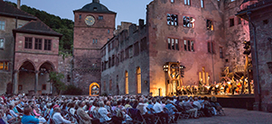 Picturesque scenery at the Heidelberger Schlossfestspiele (Photo: Diemer) Schlossfestspiele: Zuschauer auf dem beleuchteten Schlosshof (Foto: Diemer)
