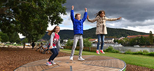 Children on a turntable at the Neckarwiese (Photo: Dorn) Kinder auf einer Drehscheibe auf der Neckarwiese (Foto: Dorn)