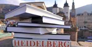 Stack of books in front of the Old Bridge. (Foto: Dorn) Stack of books in front of the Old Bridge. (Foto: Dorn)