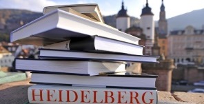 Stack of books in front of the Old Bridge. (Foto: Dorn)