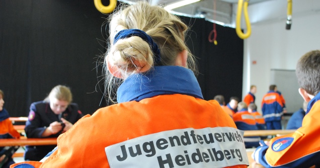 Jacke mit Schriftzug Jugendfeuerwehr Auf dem Rücken einer Jacke ist der Schriftzug Jugendfeuerwehr Heidelberg zu lesen